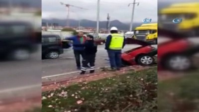 karahisar -  İkiye bölünen araçtan sağ çıktı  Videosu