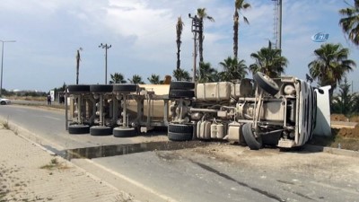 is makinesi -  Manavgat’ta toprak taşıyan tır devrildi  Videosu