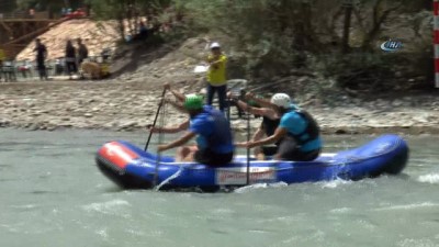 italya - Raftingciler, şampiyonada dalgalara meydan odu  Videosu