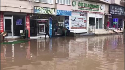 Sağanak, su baskınlarına neden oldu - KOCAELİ