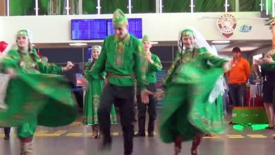 ucak seferleri -  Tataristan’dan Türkiye’ye devlet töreni ile gelen turistler karşılandı  Videosu