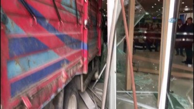  Beylikdüzü’nde freni patlayan kamyonet AVM’ye daldı