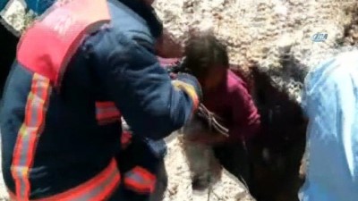 kurtarma operasyonu -  Mersin’de kayaların arasında sıkışan kızı itfaiye böyle kurtardı  Videosu
