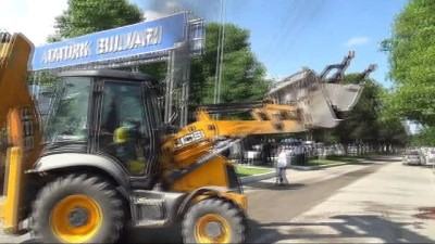 sparta -  Sahibinden kaçan atlar 1 kadını yaraladı, caddede hızla ilerlerken miksere çarparak telef oldu  Videosu