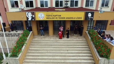  300 lise öğrencisi bedenleriyle Türk bayrağı yaptı 