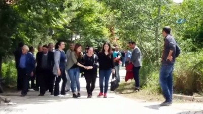 emekli polis -  Anne ve babasını öldürdükten sonra intihar etmişti... Doğru Ailesinden geriye kızları kaldı  Videosu