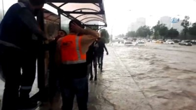 saganak yagmur -  Başkent sele teslim... Çok sayıda araç ve vatandaş yolda kaldı Videosu