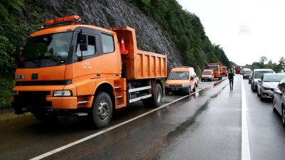 toprak kaymasi - Giresun'da sağanak sahil yolunu kapattı (1)  Videosu