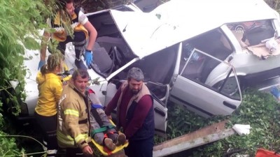 Otomobil araziye devrildi: 2 yaralı - İSTANBUL 