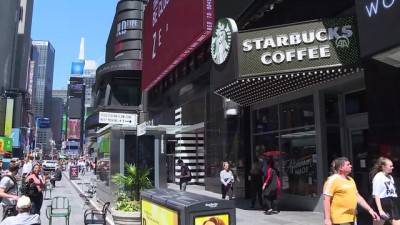 protesto - Starbucks ABD'de 8 bin şubesini ırkçılık eğitimi için kapattı - NEW YORK Videosu