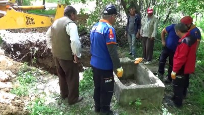 Afyonkarahisar'da kuyuya düşen inek kurtarıldı