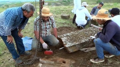 mezar taslari -  Selçuklu Mezarlığı'nda yıkık mezar taşları ayağa kaldırılıyor  Videosu