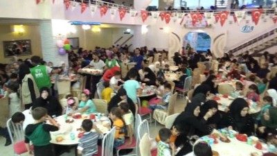 yetim cocuk -  Suriyeli yetim çocuklara iftar verildi... 600 çocuğun karnı doydu Videosu