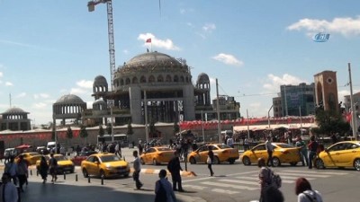 yildizli -  Taksim Camii'ne Türk Bayrağı asıldı Videosu
