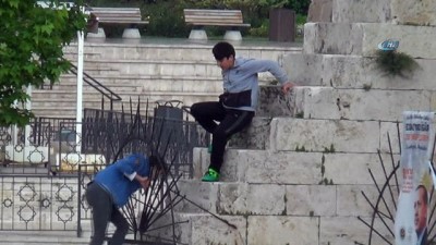 demir parmaklik -  Çifte Minareli Medrese'de tehlikeli oyun Videosu