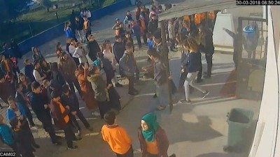 suc duyurusu -  Hakkında soruşturma açılan öğretmenin, erkek öğrencisinin saçına toka taktığı anlar güvenlik kamerasında  Videosu