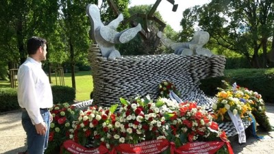   - Solingen Katliamının 25. Yılını Anma Etkinliklerinde Polis Şiddeti