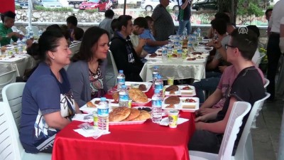 iftar sofrasi - Türk Kızılayından Arnavutluk, Kosova ve Makedonya'daki yetimlere iftar - PRİZREN  Videosu