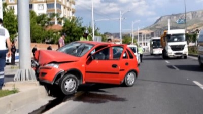 tahkikat -  Beton mikseri otomobile çarptı: 3 yaralı Videosu