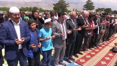 cuma hutbesi - Erzincanlılar yağmur duasına çıktı  Videosu