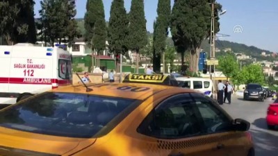 saglik ekibi - Kartal'da palayla dolaşan kişi gözaltına alındı - İSTANBUL Videosu