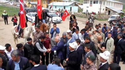 ayrimcilik - Kırgızlar Vali Zorluoğlu'nu yöresel kıyafetlerle karşıladı - VAN  Videosu