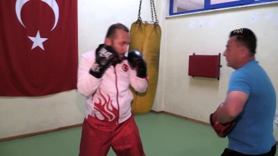 boksor - Ringde yumruk attığı elleriyle Mehmetçiğin yarasını sardı - ESKİŞEHİR  Videosu