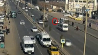 mobese kameralari -  Yolun karşısına geçmeye çalışırken otomobil çarptı...Trafik kazaları kamerada  Videosu