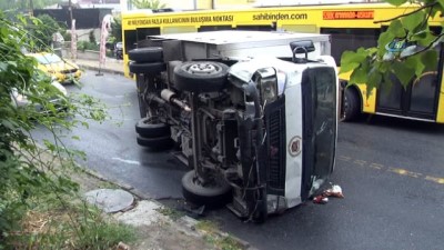 ulker -  Beşiktaş’ta kaldırıma çarpan kamyonet takla attı: 2 yaralı  Videosu