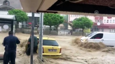 Mamak'ta aniden başayan yağışın ardından araçlar sürüklendi - ANKARA 