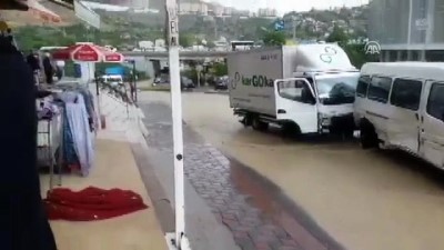 yan etki - Mamak'ta aniden başlayan yağışın ardından araçlar sürüklendi (6) - ANKARA  Videosu
