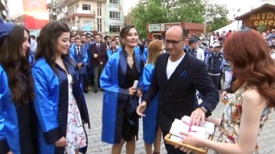 mezuniyet toreni -  Simav Meslek Yüksekokulu öğrencileri kep attı  Videosu