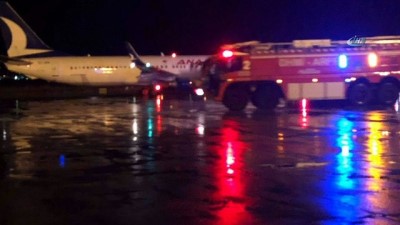 teknik ariza -  Uçakta yangın paniği... Sağ kanadından alev alan uçaktaki yolcular tahliye edildi Videosu