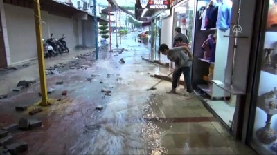 yasli kadin - Efeler ve Kuşadası'nda etkili olan sağanak hayatı olumsuz etkiledi - AYDIN  Videosu