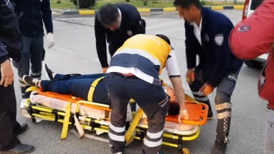 engelli surucu -  Engelli vatandaş elektrikli aracı ile otomobile çarptı, yaralanan engelli kadının yardımına vatandaş koştu Videosu