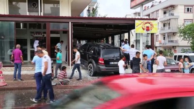 Otomobil iş yerine girdi - ANTALYA 