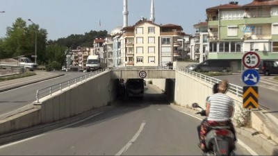  Tur Midibüsü alt geçitte sıkıştı 