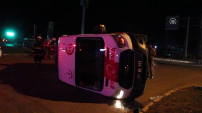 amed - Ambulansla kamyonet çarpıştı: 6 yaralı - HATAY  Videosu