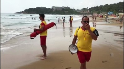 yabanci turist -  Dalgalara aldırış etmeyen vatandaşlar düdük ve megafonla uyarıldı  Videosu