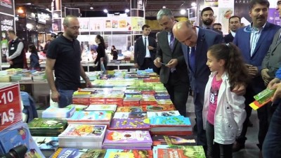  Başbakan Yardımcısı Fikri Işık, Kocaeli Kitap Fuarı’nı gezdi