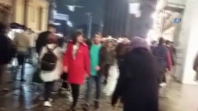 aston -  İstiklal Caddesi’nde önce dilendiler sonra “hasılatı” göbek atarak kutladılar  Videosu