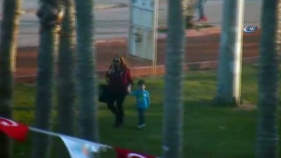  Kaybolan çocuk polisin şefkatiyle ailesine kavuştu 