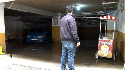 elektrik carpmasi -  Otoparkı su bastı, araçlar mahsur kaldı Videosu