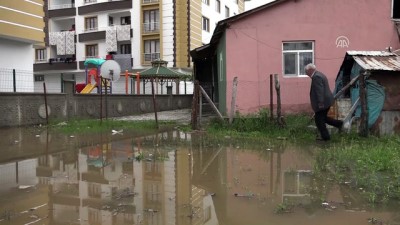 su baskini - Sağanak dolayısıyla bazı binaların bodrum katındaki evleri su bastı - BİNGÖL  Videosu