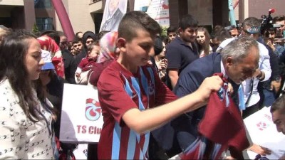 Trabzonsporlu oyuncular imza gününe katıldı 