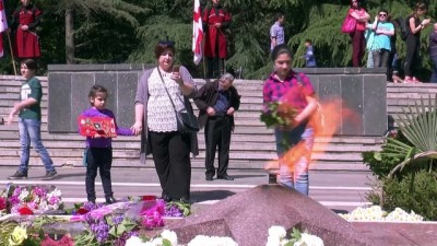 gazi yakinlari - 9 Mayıs Zafer Bayramı kutlamaları - TİFLİS  Videosu