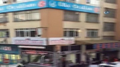 cati kati -  İntihara kalkışan adamı polis kucaklayarak kurtardı  Videosu