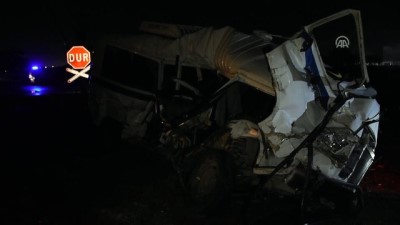 Manisa'da tren minibüsle çarpıştı 