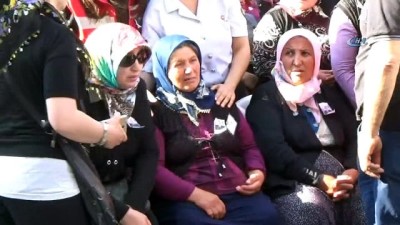 teroristler -  Annenin şehit oğlunun tabutuna son bakışı Videosu