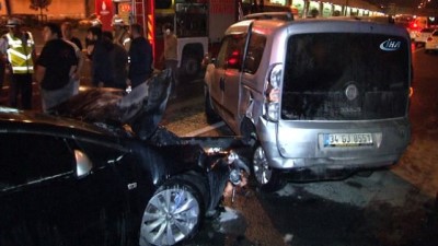 yangin tupu -  Bayrampaşa’da kaza yapan araç alev aldı ilk müdahaleyi TOMA yaptı  Videosu